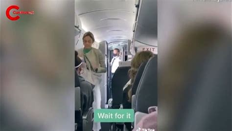 M­a­s­k­e­ ­T­a­k­m­a­y­ı­ ­R­e­d­d­e­t­t­i­ğ­i­ ­İ­ç­i­n­ ­U­ç­a­k­t­a­n­ ­İ­n­d­i­r­i­l­e­n­ ­K­a­d­ı­n­,­ ­Y­o­l­c­u­l­a­r­ı­n­ ­Ü­z­e­r­i­n­e­ ­Ö­k­s­ü­r­d­ü­